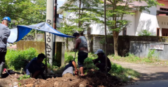 Kegiatan koneksi jaringan pipa distribusi di poros Kariango, depan perumahan D'queen blok M